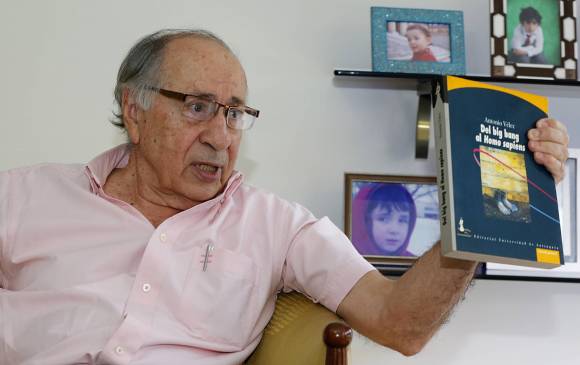 Antonio VélezDocente y escritor
