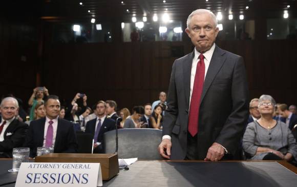 El fiscal general Jeff Sessions afirmó ante el comité del Senado: “no estoy en condiciones de discutir la naturaleza de conversaciones privadas que pude tener con el presidente Trump”. FOTO reuters