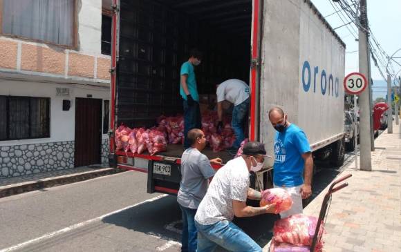 Corona donó 9.000 mercados para ayudar a maestros, pintores y plomeros durante el periodo de aislamiento preventivo. Foto Cortesía Corona