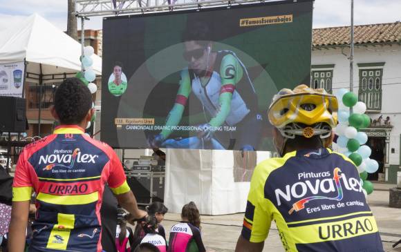 Ciclistas de todas las edades llegaron al parque principal de Urrao para ver la etapa decisiva del Tour.