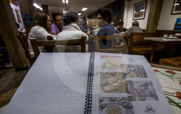 El menú de comidas con el lenguaje braille llegó al restaurante Salón Versalles, en el Centro de Medellín, desde el pasado 18 de septiembre. FOTO JULIO CÉSAR HERRERA