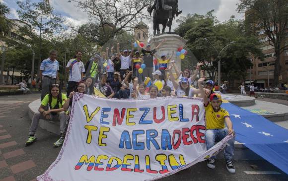 Venezolanos residentes en Medellín se reunieron en el Parque Bolívar en un acto de solidaridad con su país. FOTO donaldo zuluaga