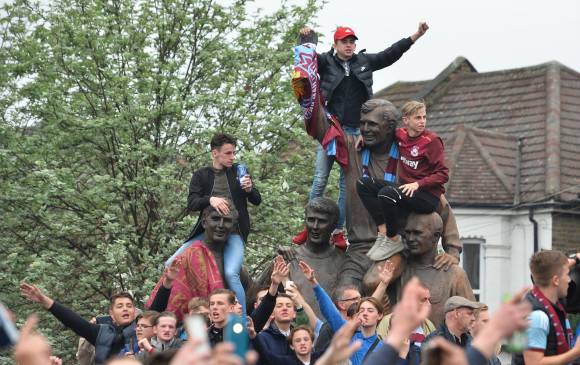 Los hinchas se congregaron afuera del estadio para alentar al West Ham. FOTO AFP