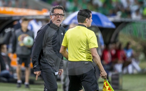 El profesor Juan Carlos Osorio vivió muy intensamente el partido que Nacional disputó ante el Junior en el Atanasio. Nacional perdía 2-0, e igualó finalmente 2-2. FOTO Juan Antonio Sánchez