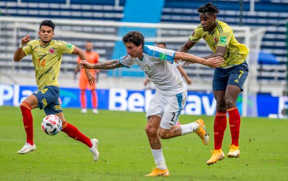 Luis Díaz y Duván Zapata, quienes enfrentan en la acción al uruguayo José María Gutiérrez, son opciones que tiene el técnico Carlos Queiroz para el duelo en Quito. FOTO Juan Antonio Sánchez
