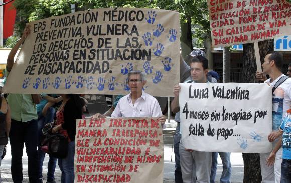 Uno de los plantones en 2015 frente a la sede de la Fundación Médico Preventiva en Avenida La Playa, en Medellín. En agosto de este año hubo otro similar. FOTO ARCHIVO JAIME PÉREZ