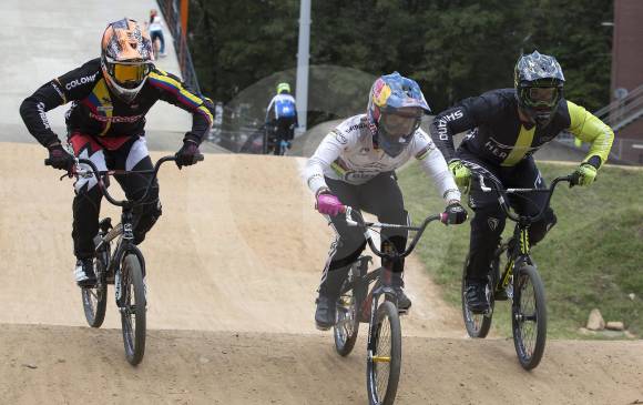 Carlos Ramírez, Mariana Pajón y Carlos Oquendo se entrenaron juntos durante las últimas semanas. Dicen que esto les sirve para llegar en sintonía a la pista de Rock Hill. FOTO manuel saldarriaga
