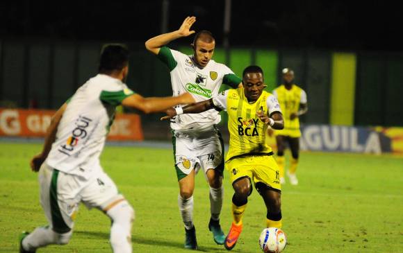 Poco público en el duelo entre Alianza y Leones en Barrancabermeja. FOTO COLPRENSA