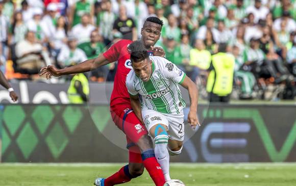 Larry Angulo (DIM) y Sebastián Gómez (Nacional), durante uno de los clásicos antes de la pandemia. Los verdes comandaban la tabla y los rojos ocupaban puestos secundarios. FOTO juan Sánchez