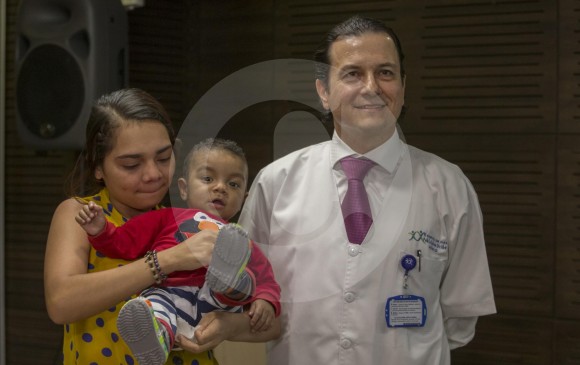 Después de la intervención el 22 de agosto, Andry y su hijo no se han complicado lo que, para el cirujano de hígado, Sergio Hoyos (derecha), el trasplante hasta hoy es un éxito. FOTO Donaldo Zuluaga