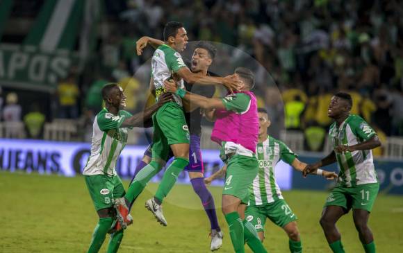 Se superaron adversidades de una temporada floja. Los verdes celebraron el título tras el gol de Bocanegra. FOTO Juan A. Sánchez