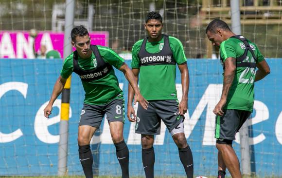 Diego Arias, Luis Carlos Ruiz y Aldo Leao Ramírez, tres jugadores que se mantuvieron en la base verdolaga. Se acerca el primer examen para el campeón colombiano. FOTO Juan Antonio Sánchez