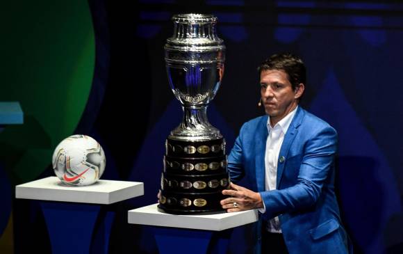 El exfutbolista brasileño Juninho Paulista fue el encargado de cargar el trofeo durante el sorteo de la Copa América 2020, que se llevó a cabo en Cartagena. FOTO afp