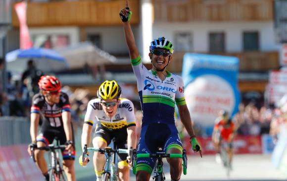 El ciclista colombiano Esteban Chaves ganó la etapa 14 considerada la reina del Giro de Italia. FOTO AFP