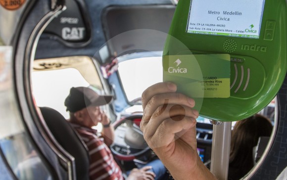 La tarjeta Cívica está implementada en 191 rutas integradas. Próximo reto es llevarla a buses urbanos. FOTO CARLOS VELÁSQUEZ