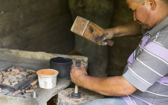 Las herramientas para fabricar voladores son sencillos: martillos, clavos y algunas barras metálicas. FOTO: JULIO CESAR HERRERA