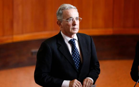 La Corte Suprema de Justicia informó alrededor del mediodía de este martes que dejará a disposición de la Fiscalía General de la Nación el proceso contra el expresidente y senador, Álvaro Uribe Vélez, hoy bajo medida de aseguramiento. Foto: Colprensa.