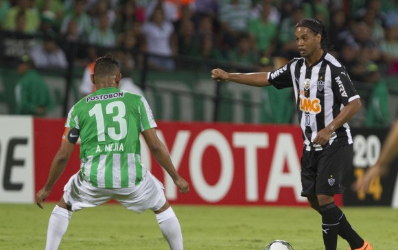 En 2014, Ronaldinho jugó ante Nacional en el Atanasio Girardot, cayendo con su equipo Mineiro 1-0 con gol de Sherman Cárdenas. FOTO: ESTEBAN VANEGAS