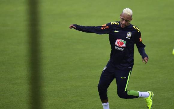 Los integrantes de la selección ecuatorina reconocen que el jugador a marcar es Neymar. Lo descuidan y hará daño. FOTO afp