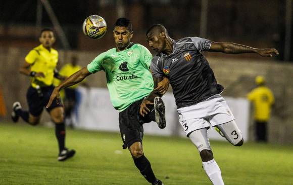 Un juego aguerrido se vivió ayer en el Parque Estadio Sur de Envigado. En la acción, luchan por el balón Santiago Tréllez (izquierda) y Sergio Mosquera. FOTO jaime Pérez