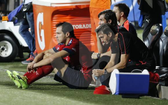 La tristeza de la eliminación, reflejada en el banco rojo en los rostros de Hernán Hechalar y el técnico Luis Zubeldía, quien posiblemente continúe su carrera en España. FOTO jaime pérez