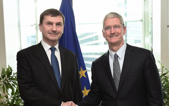 El vicepresidente del mercado digital de la Comisión Europea Andrus Ansip con Tim Cook, CEO de Apple. FOTO AFP