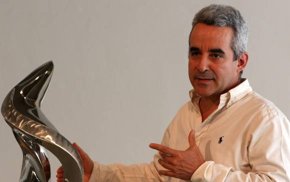 El acero inoxidable es el material de las esculturas de Santiago Medina, por la cercanía de esta aleación con el mundo de la medicina. FOTO JULIO CÉSAR HERRERA