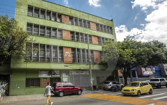 La Institución Educativa Benjamín Herrera en Guayabal (comuna 15) es una de las sedes que ya cuenta con contratista. Será intervenida La Trinidad, su sede de primaria. FOTO Camilo Suárez