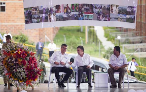 El presidenta Santos en la entrega de viviendas en la urbanización Pelícanos de Robledo. FOTO Edwin Bustamante Restrepo
