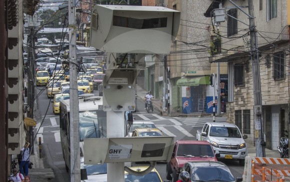 De las 40 cámaras de fotodetección de Medellín la que más reporta infracciones es la de la avenida regional sentido sur- norte a la altura de Servientrega con 36.000 fotomultas. FOTO Róbinson Sáenz
