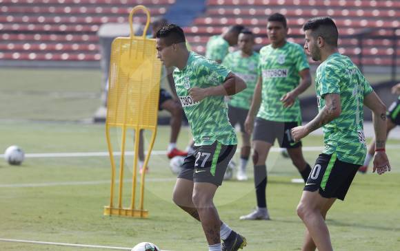 Sebastián Gómez y Pablo Ceppelini, dos de las figuras verdes. Gómez, imprimiéndole dinámica al medio campo y el uruguayo con su oportunismo a la hora de anotar. FOTO manuel saldarriaga