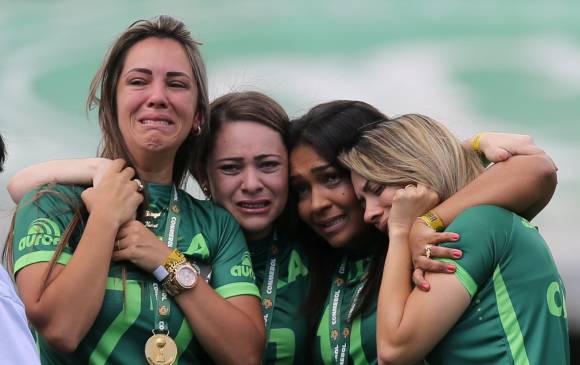 Esta imagen de las viudas del accidente aéreo de Chapecó se repetirá hoy en el estadio de Arena Condá. FOTO Reuters