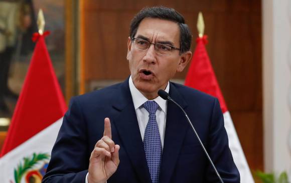 El presidente de Perú, Martín Vizcarra, lanzó una nueva moción de confianza para redoblar al Congreso en la elección del Tribunal Constitucional. Podría disolver el parlamento. FOTO AFP