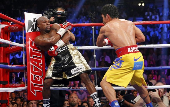 Excampeones mundiales de boxeo criticaron a Mayweather por huir al combate con Pacquiao. FOTO REUTERS