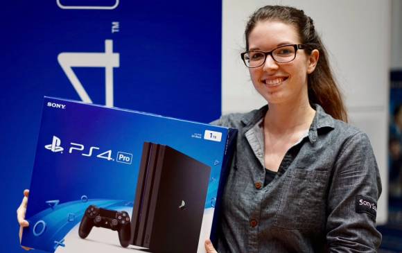 La nueva consola también puede reproducir vídeos y películas en 4k mediante servicios de “streaming”, aunque no cuenta con un reproductor de discos Blu-ray. FOTO Cortesía Twitter @PlayStation