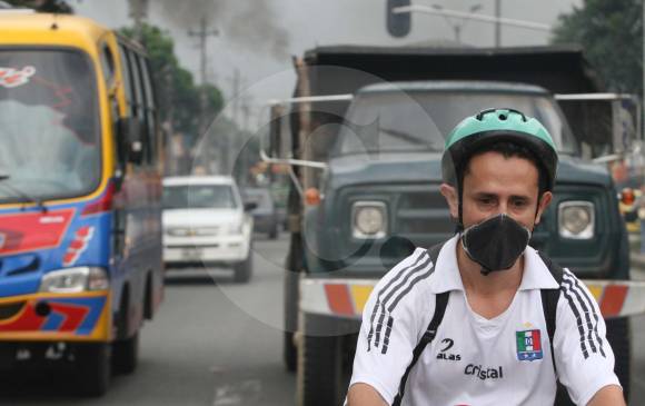 Los motociclistas se detienen detrás o en medio de carros, buses y camiones; durante esos segundos respiran grandes cantidades de humo. FOTos donaldo zuluaga y julio césar herrera