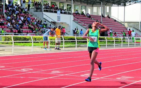 Angie, 1,67 m de estatura y 54 kilos, hace parte del relevo generacional atlético. Viene descrestando. FOTO CORTESÍA Coldeportes