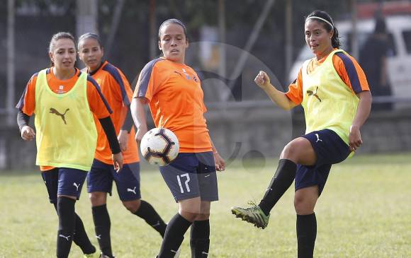 La gente recuerda a Paula Botero (derecha) por el golazo que le hizo al América en la final del Atanasio. Ahora tendrá la oportunidad de mostrar su talento en Ecuador. FOTO Manuel saldarriaga