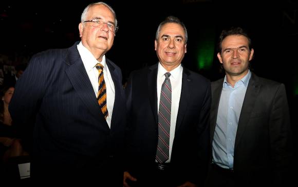 Álvaro Uribe Moreno, empresario -izquierda-, Sergio Soto, director de Fenalco Antioquia -centro-, y Federico Gutiérrez, alcalde electo de Medellín, en la Noche de los Mejores. FOTO julio césar herrera