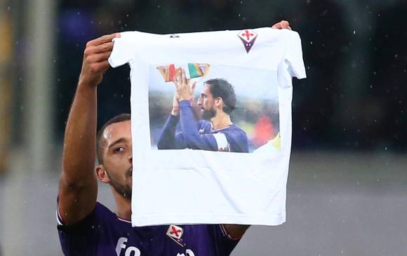 El brasileño Vitor Hugo quien marcó de cabeza, celebró exhibiendo una camiseta con la imagen del fallecido capitán. FOTO REUTERS