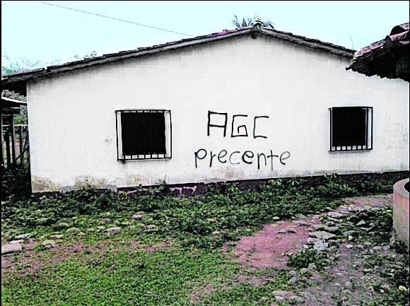 Amanecer con paredes rayadas por quienes los consideran sus enemigos fue lo que vieron los habitantes del corregimiento San José de Apartadó. foto qhubo 