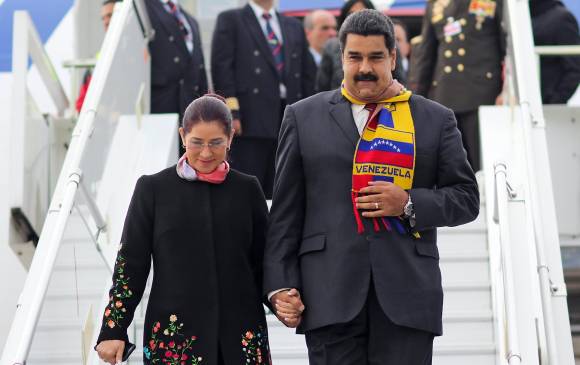 Con el escándalo creciendo en medios internacionales, y acompañado de su esposa en Ginebra, Suiza, Maduro acusó a Estados Unidos de someter a Venezuela a un “acoso permanente”. FOTO afp