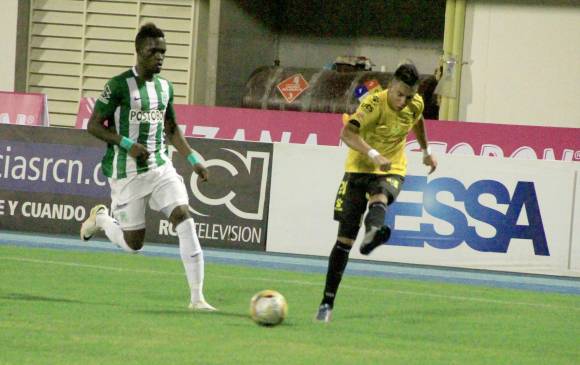 Rodin Quiñones en la disputa del balón con un futbolista de Alianza Petrolera durante el duelo de anoche. FOTO colprensa