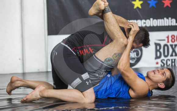 En la imagen uno de los entrenamientos de Esteban Rave (de azul) previos al combate por título. FOTO julio césar herrera
