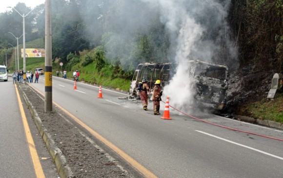 Bus incinerado provocó nuevo cierre en la vía Medellín- Bogotá