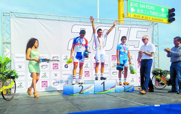 Restrepo fue tercero en la Vuelta de la Juventud en Colombia. Ayer festejó en México. FOTO cortesía jorge ovidio gonzález