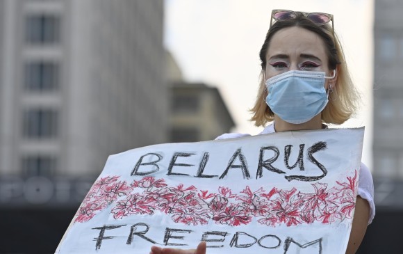 Manifestante sostiene un cartel que dice “Libertad de Bielorrusia” durante una manifestación en Berlín este 15 de agosto. FOTO AFP