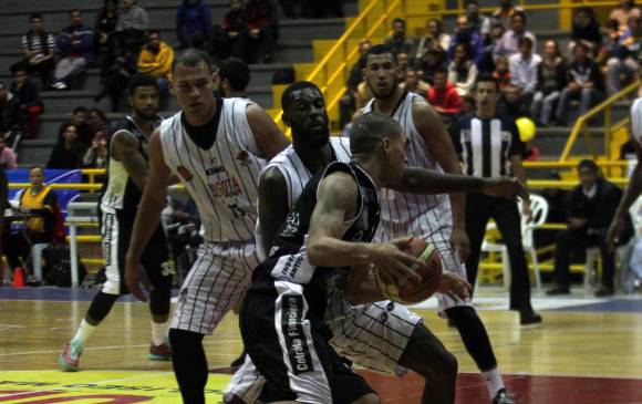 Academia perdió los dos partidos con Piratas y puso en riesgo su continuidad en la Liga Directv de baloncesto. FOTO COLPRENSA