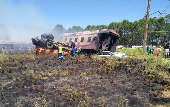 Varios miembros de los servicios de rescate inspeccionan los restos de un tren intercity que SE descarriló tras chocar con un camión que cruzaba las vías en Kroonstad (Sudáfrica). FOTO EFE