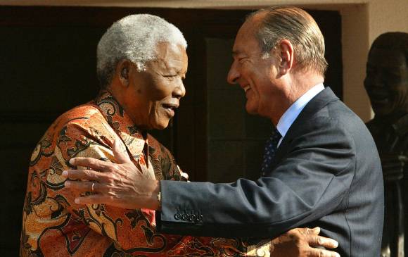 En esta foto de archivo tomada el 2 de septiembre de 2002, el presidente francés Jacques Chirac abraza al expresidente sudafricano Nelson Mandela después de su reunión en Johannesburgo. FOTO AFP